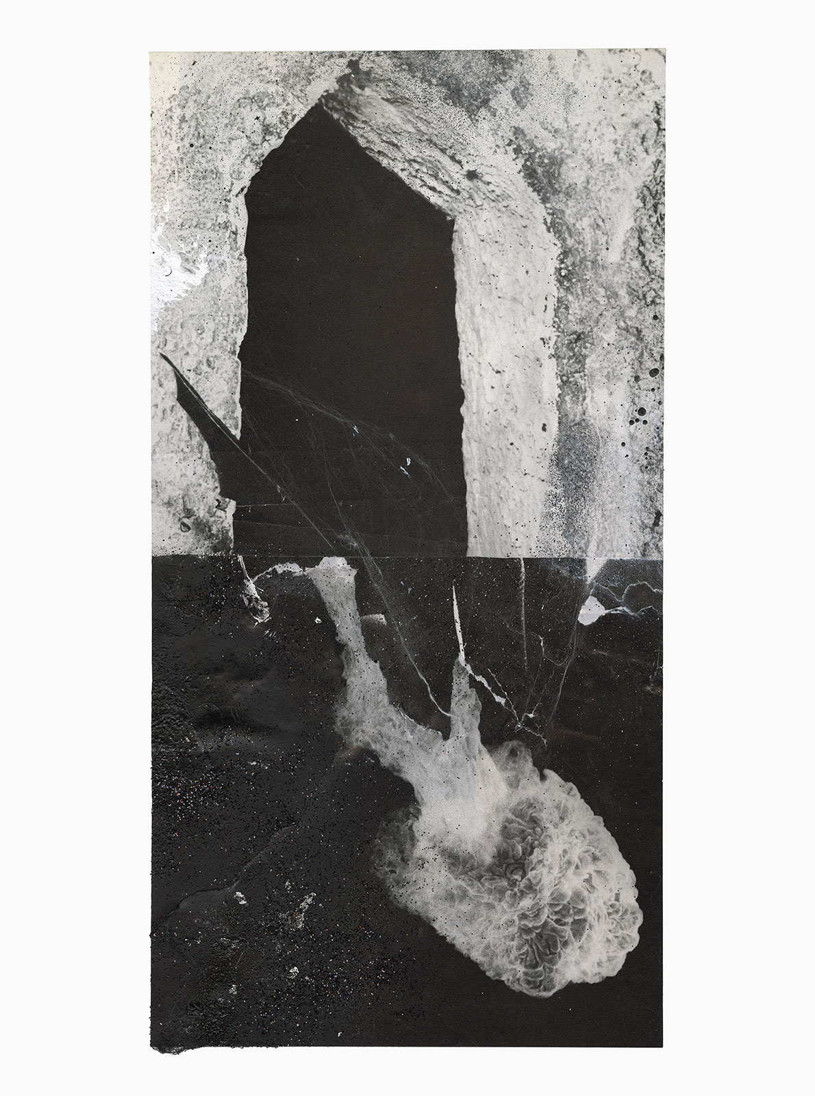 Tossing Shadows Through Heavens’ Rift
(30,5 cm x 41 cm), collage, acrylic, silver leaf, glitter, tainted cotton on paper, 2018 